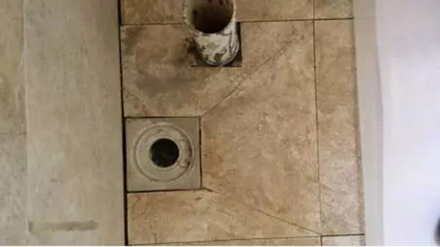 地漏旁的瓷砖千万别这样贴，贴不对毁了整个卫生间！
